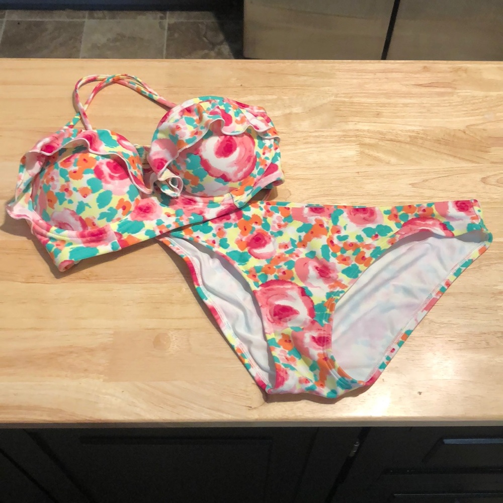 Like new aerie floral bikini size 32B and small